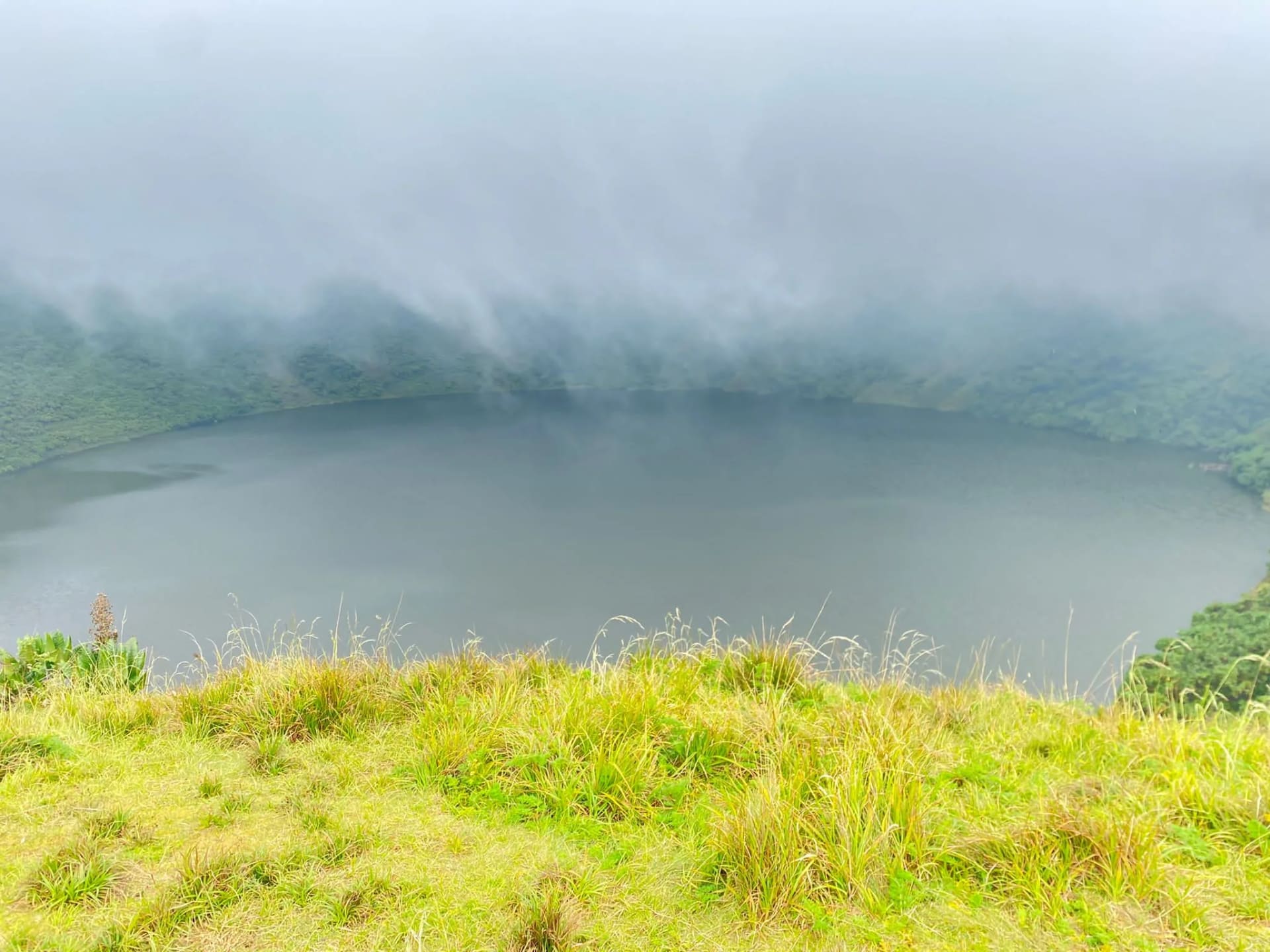 Lac de cratère du mont Bisoke sur un sentier de randonnée volcanique pittoresque au Rwanda, offrant des vues époustouflantes pour les 10 meilleures randonnées et sentiers du Rwanda.