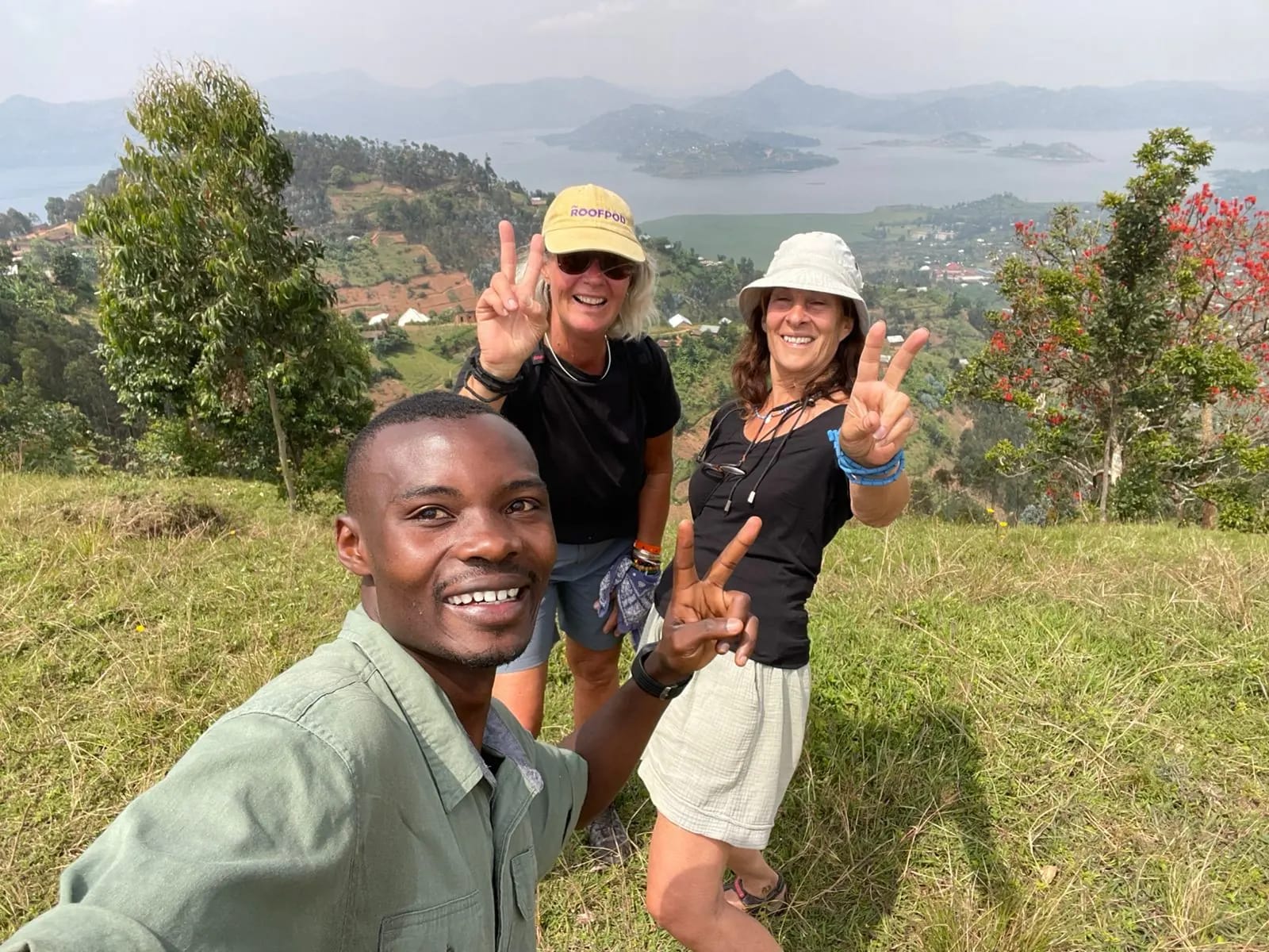 Gruppen-Mountain-Gorilla-Trekking in Ruanda: Das ultimative Safari-Erlebnis — Reisende wandern mit einem lokalen Guide in der Nähe der Twin Lakes Ruhondo und Burera nach einem Gorilla-Trekking und zeigen Ruandas vulkanische Landschaften sowie authentische kulturelle Verbindungen.
