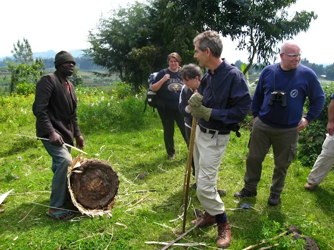 Des invités rencontrent les habitants près du parc national des Volcans et interagissent lors d'un circuit culturel de 8 jours