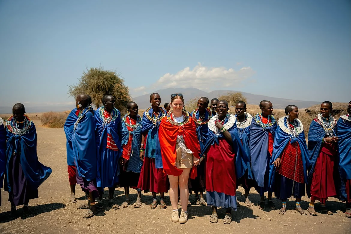 Gast mit den Maasai in Ngorongoro während des kulturellen Erlebnisses