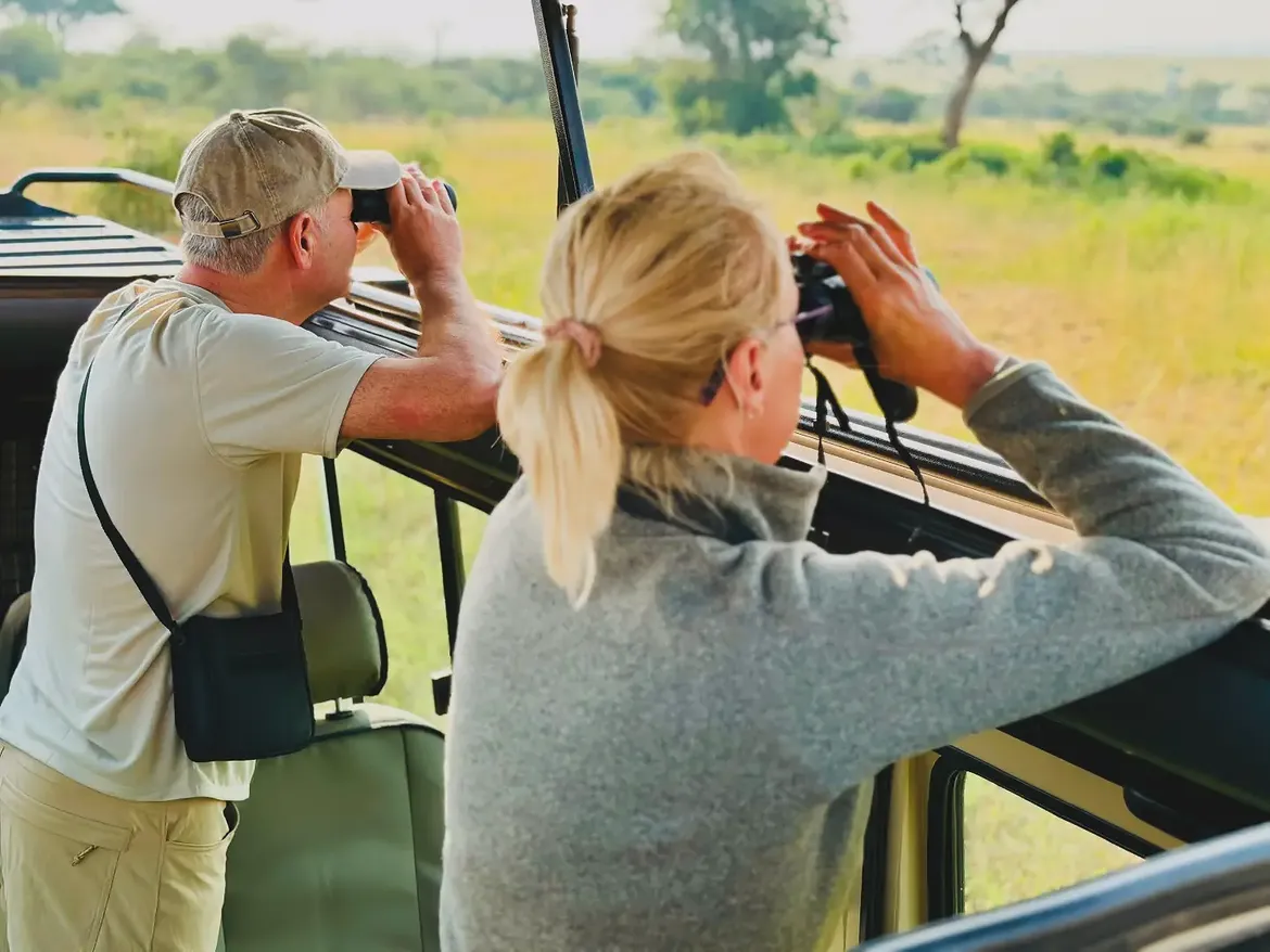 Invités observant la faune lors d'un safari dans le nord du Serengeti, Tanzanie