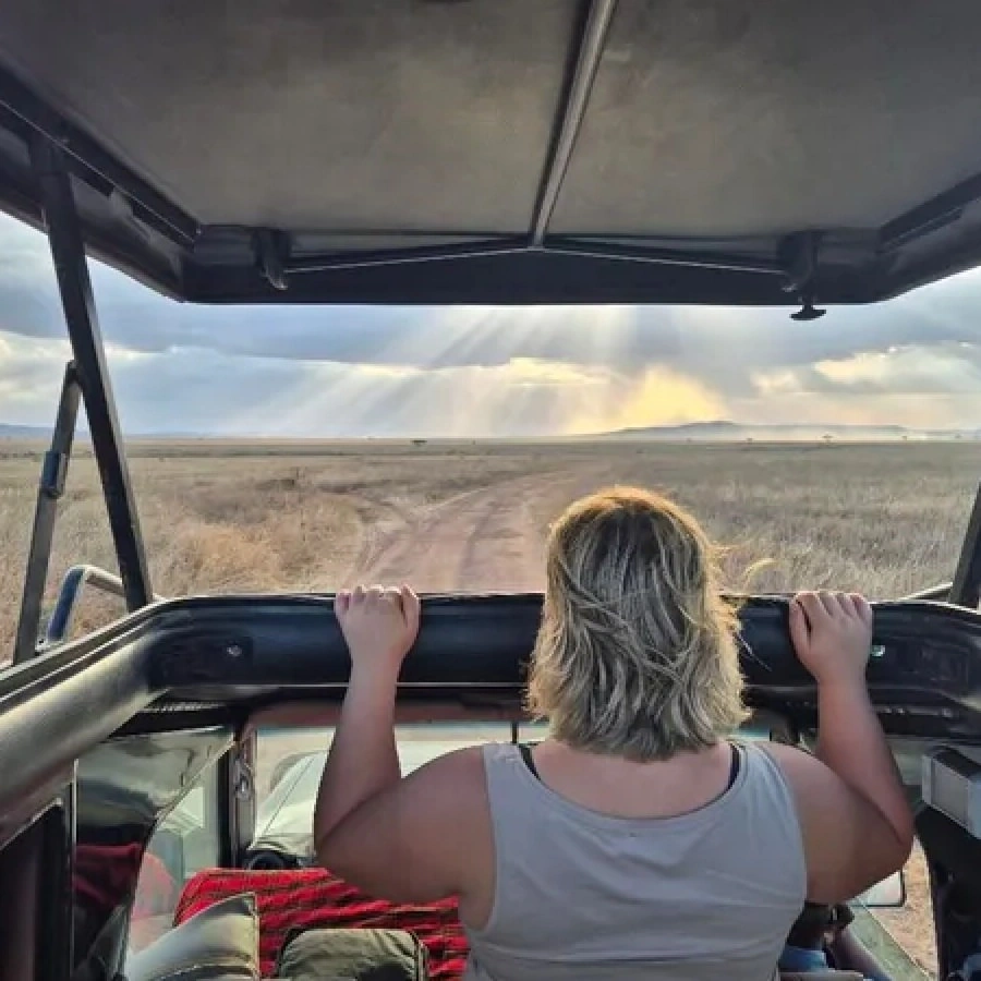 Descenso temprano hacia Ngorongoro para un safari de avistamiento de los Cinco Grandes