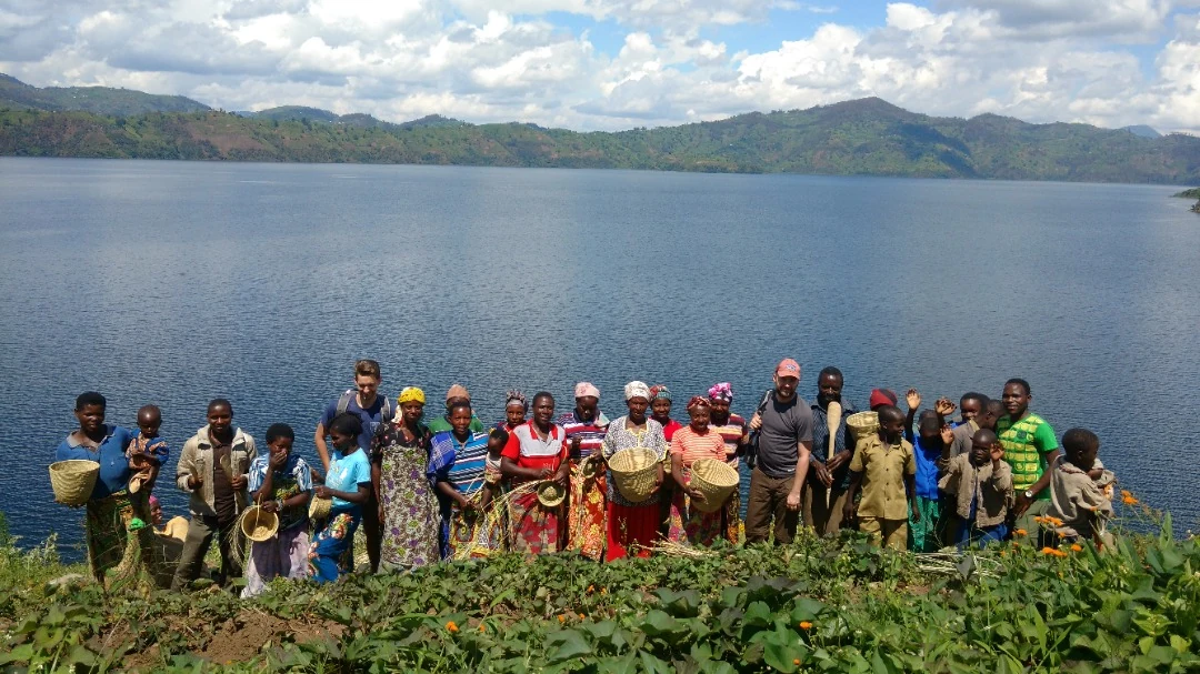 Gäste, die sich mit der lokalen Gemeinschaft an den Zwillingsseen von Ruanda engagieren