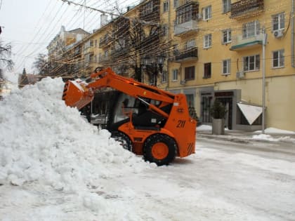 Продолжается обработка дорог и тротуаров