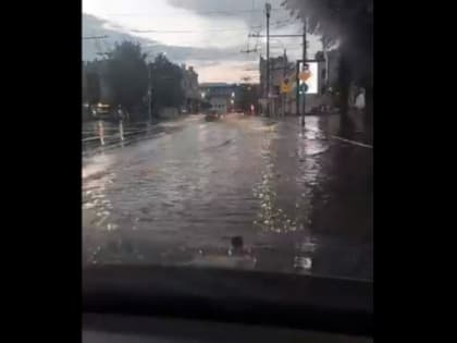 Улицу Дзержинского в Рязани 24 мая затопило из-за ливня