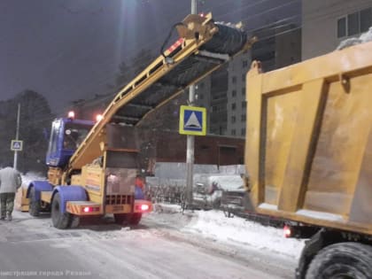 Спецтехника ночью работала на городских улицах