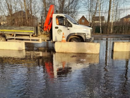 В Дягилево на улице Авиационной появились бетонные блоки