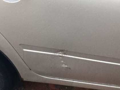 В Рязани неизвестные бросили камнем в автомобиль и устроили драку