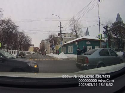 В центре Рязани водитель едва не сбил пенсионера на переходе