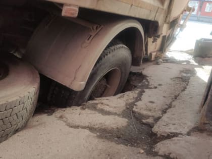 В центре Рязани засняли частично провалившийся под асфальт мусоровоз