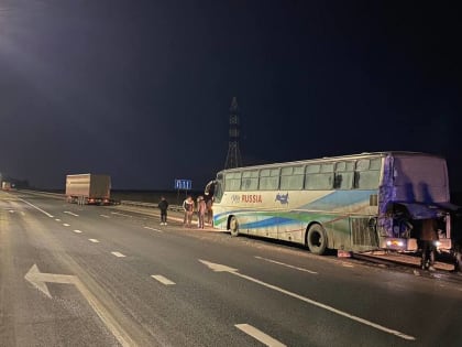 Под Рязанью фура врезалась в стоящий автобус, пострадал пассажир