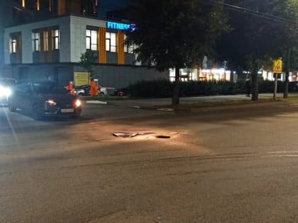 На улице Чкалова машины проваливаются в яму, закрытую дорожным знаком