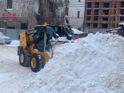 В Рязани продолжается уборка снега с дорог и тротуаров