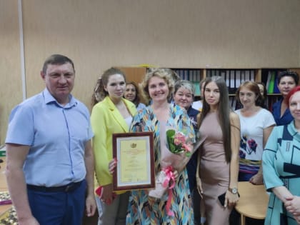 Сергей Еремин поздравил с днем рождения директора школы №24 Ирину Овинникову