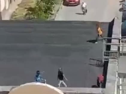 В Рязани засняли четверых школьников, играющих на крыше