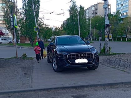 В Рязани водитель решил припарковаться на пешеходном переходе