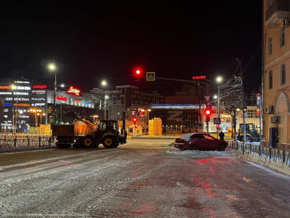 Коммунальные службы работают в круглосуточном режиме: ночью с городских улиц вывозили снег и подметали тротуары