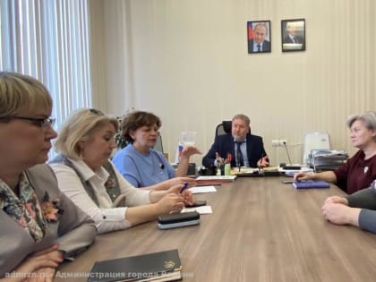 С родителями учеников 9-х классов школы №75 проходят индивидуальные встречи