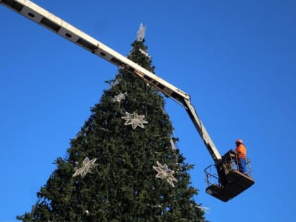 В Рязани ель на площади Ленина украсят 400 шариков