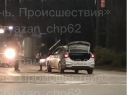 В Рязани водитель машины угрожал пешеходу на перекрестке палкой