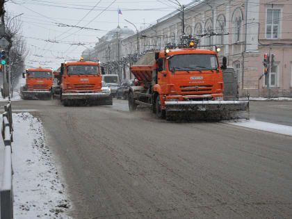 В Рязани продолжается работа по уборке городских улиц