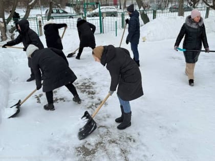 Учреждения социальной сферы присоединились к уборке территорий
