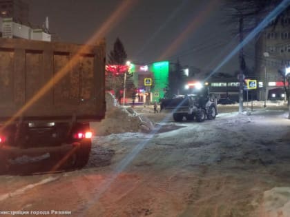 Ночью в городе чистили дороги и обрабатывали тротуары