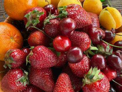 Эта ягода — самая вредная: а мы едим ее покупаем как вкусный деликатес, еще и детей заставляем есть