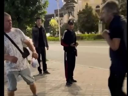 Драка двух мужчин на Театральной площади в Рязани попала на видео