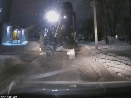 Жительница Рязани за рулем спасалась от снегоуборочной машины