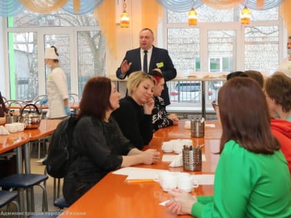 Родители продегустировали новые блюда школьного питания