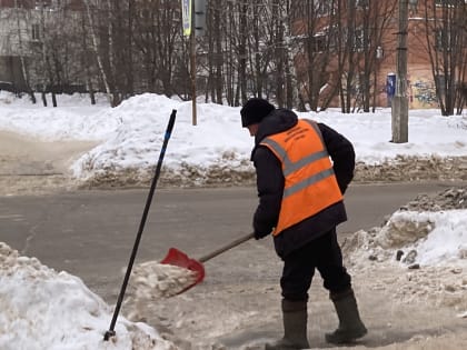 Рязанские улицы убирали от снега и льда
