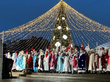 В Рязани провели парад Дедов Морозов и Снегурочек