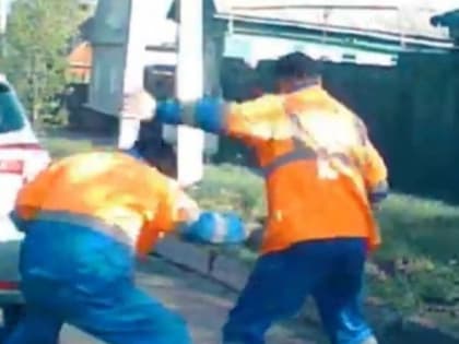 В Скопине на улице Карла Маркса засняли драку дорожных рабочих