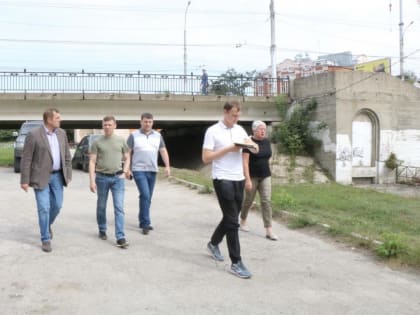 Ремонт дворов, вывоз мусора, борьба с незаконной рекламой: руководитель городской администрации провел очередной объезд городских территорий