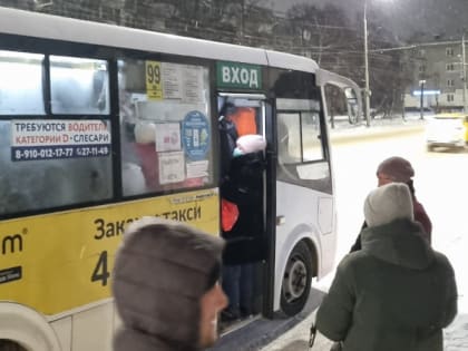 Жители Рязани показали переполненную маршрутку в первый рабочий день года