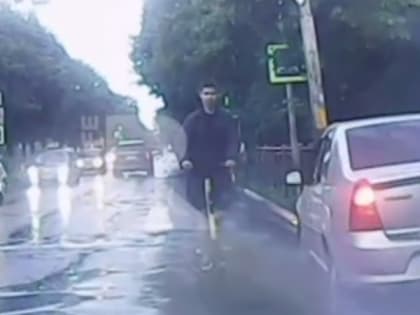 В Рязани электросамокатчики ехали по встречной полосе