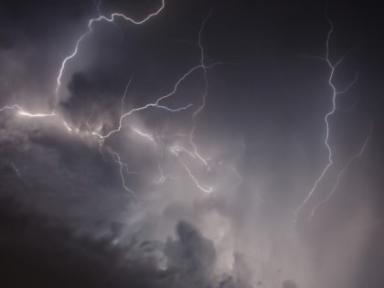 В Рязани во время грозы рухнувший столб повредил дом