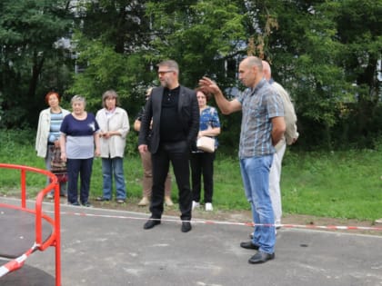 Депутат городской Думы оценил качество новой детской площадки на улице Новаторов