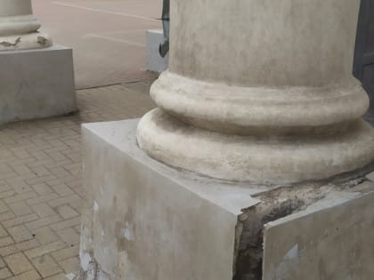 Жители Рязани засняли треснувшую колонну исторического здания на улице Ленина