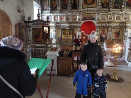 В дни пребывания ковчега с частицей мощей Иоанна Предтечи в Рязани в Крестовоздвиженский храм приходят паломники и экскурсанты