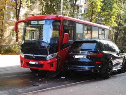 В Рязани маршрутка повредила дорогой автомобиль