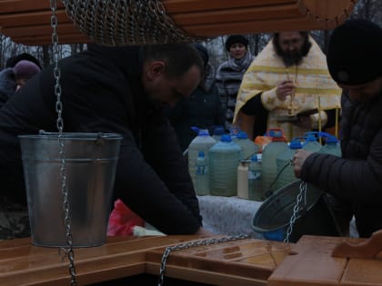 В день Богоявления в Никуличах освятили воду у нескольких колодцев