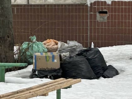 Жители Рязани пожаловались на мусор на детских площадках