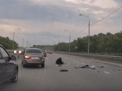 На дороге Северного обхода в Рязани засняли раскидывающего вещи мужчину