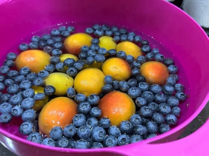 Такая ягода — самая вредная: а мы едим ее покупаем как деликатес, еще и детей заставляем есть