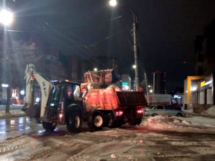 Ночью в областном центре проводилась обработка дорог от гололеда