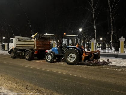 Ночью с городских улиц вывозили снег