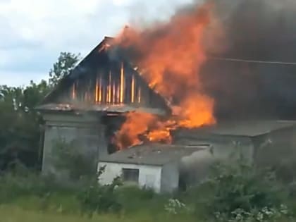 В Касимовском районе загорелось здание бывшей столовой