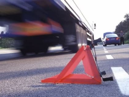 В Перми огромный мусоровоз протаранил легковушку – кадры